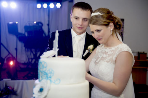 die Hochzeitstorte, erste Schnitte