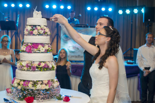 Erste Schnitte - Ihr Hochzeitstorte