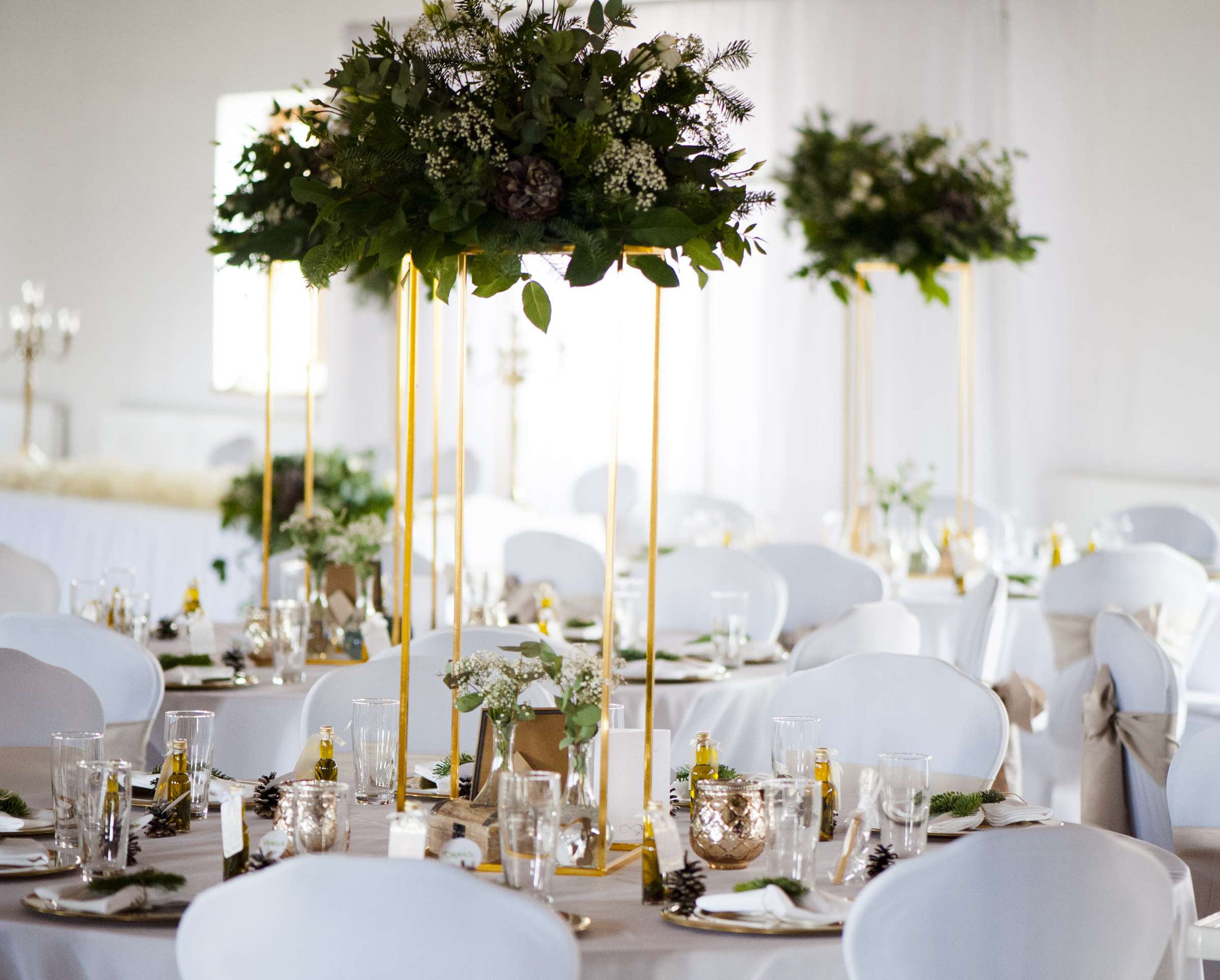 Dekoration für die Hochzeit - Stuhlhussen, Gästetische, Tischdecke..,