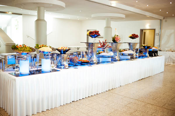 Elegante Buffetstation mit dekorativen Elementen