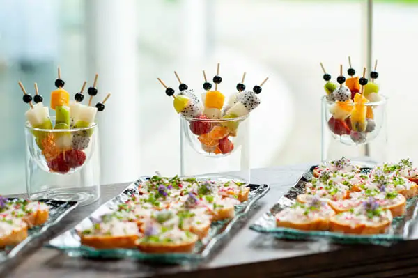 Fingerfood und kleine Häppchen auf einem Hochzeitsbuffet