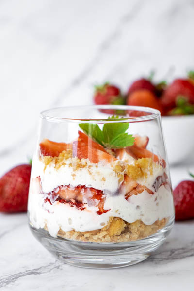 Beeren-Tiramisu mit frischen Früchten in einer Glasschale