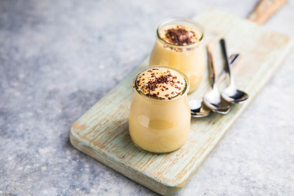 Bienenstich-Dessert mit Mandelkrokant und Vanillepudding