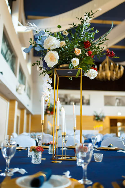 Romantische Blume Hochzeitsdeko mit weißen Rosen und grünen Akzenten für stilvolle Hochzeiten