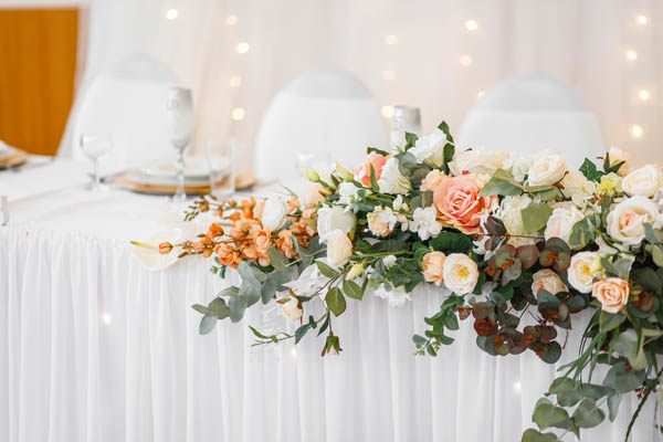 Romantische Blumendekoration mit Rosen für Hochzeiten