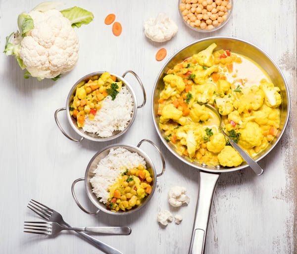 Blumenkohl-Gemüse-Curry mit Kokosmilch und Gewürzen.