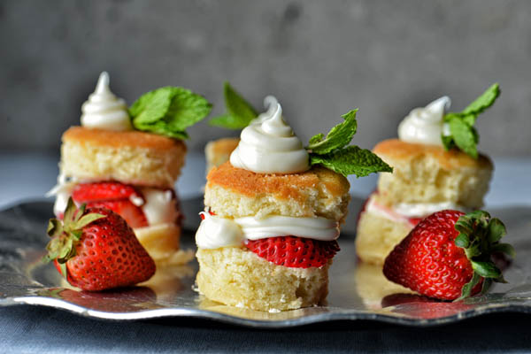 Erdbeer-Shortcake in einem Glas mit Schlagsahne