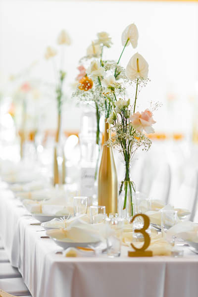 Kreative Hochzeitsdeko Ideen mit Blumen für den Hochzeitstisch