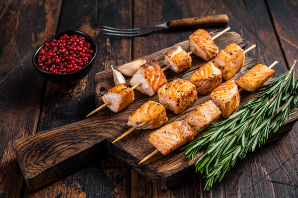 Gegrillte Lachs-Spieße mit Zitronen-Dill-Soße