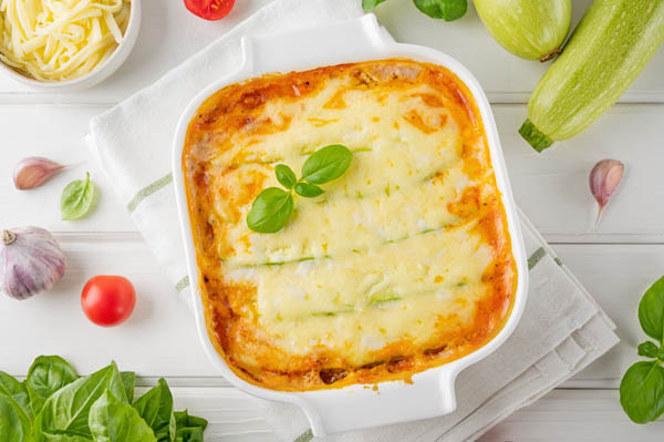 romatische vegane Lasagne mit Gemüse, Tomatensoße und veganem Käse, perfekt für mediterranen Genuss.