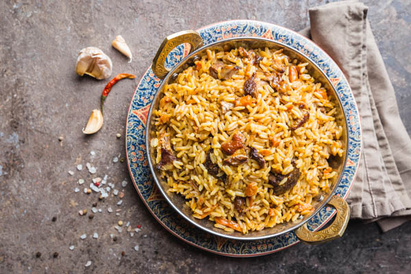 Usbekisches Reisgericht Plov mit Fleisch und Gewürzen