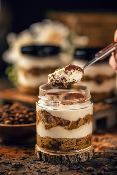 Klassisches Tiramisu mit Kakao bestäubt